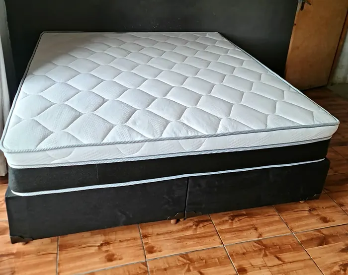 Colchão branco king sobre base box